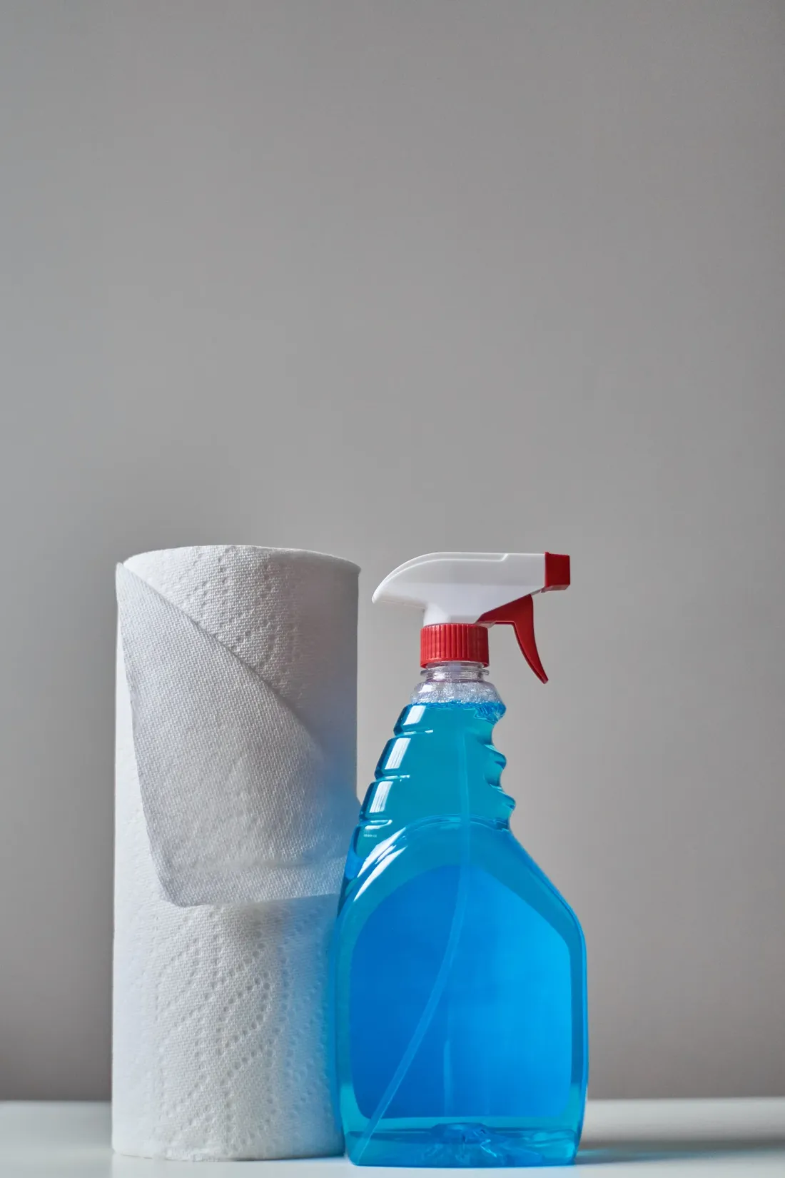 Küchenrolle und Sprühflasche mit Reiniger